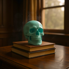 Charger l'image dans la galerie, Savon à la glycérine végétale forme crâne bleu posé sur des livres dans une pièce lumineuse.