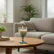 Charger l'image dans la galerie, Bougie Élégante Verre à Vin