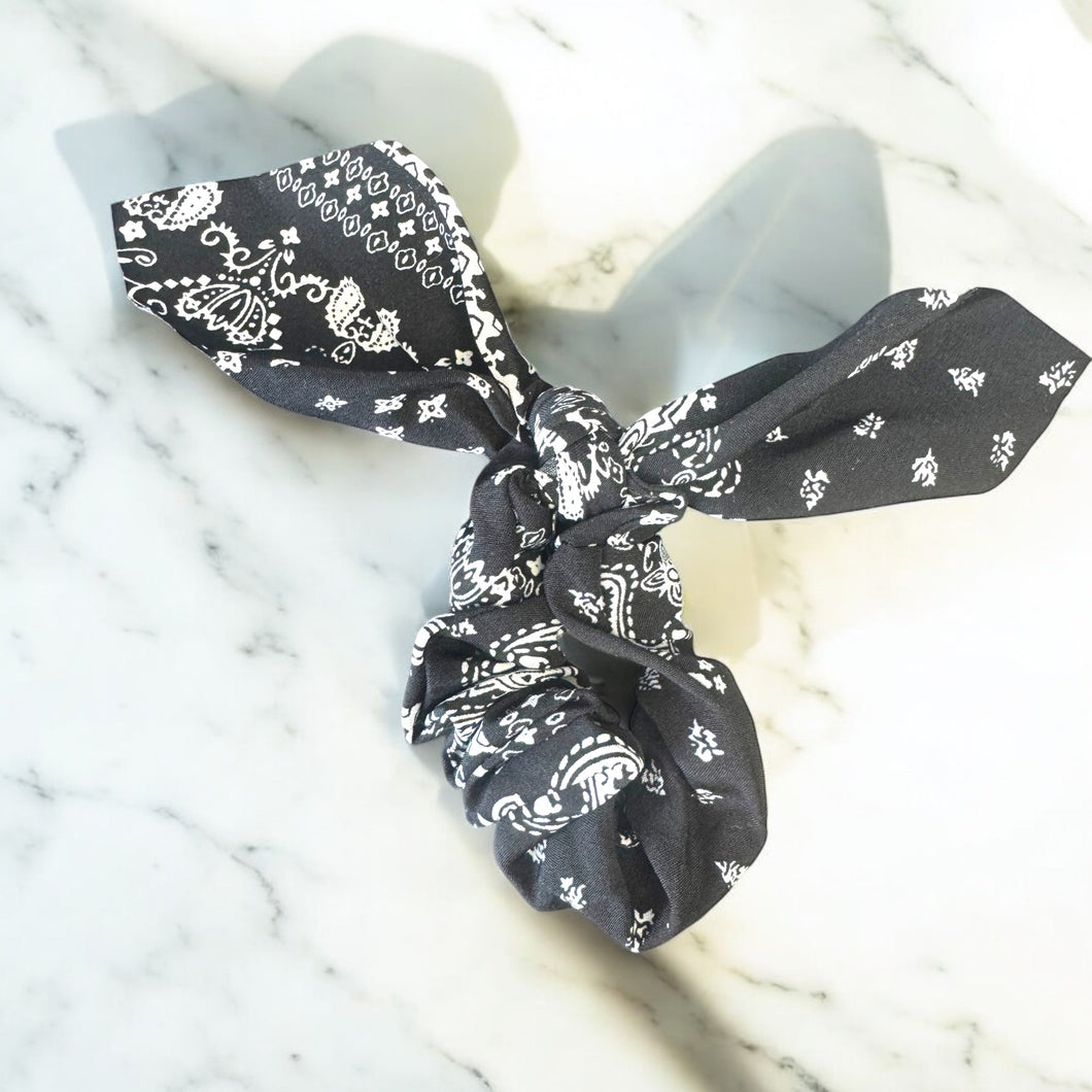 Chouchou bandana noir avec boucle, motif noir et blanc, élastique régulier.