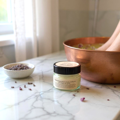 Beurre thérapeutique pour pieds avec huiles essentielles, soin apaisant et hydratant pour pieds fatigués et jambes lourdes.