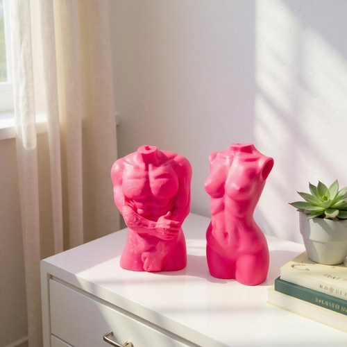 Savon torse homme et femme en glycérine naturelle rose sur table blanche près plante verte