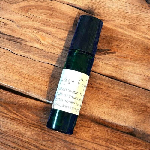 Roll-On Maux de Tête avec Eucalyptus et Menthe Poivrée sur bois.