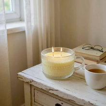 Charger l&#39;image dans la galerie, Bougies vintage en cire de soja naturelle à double mèche dans tasse en verre rétro sur table en bois blanc
