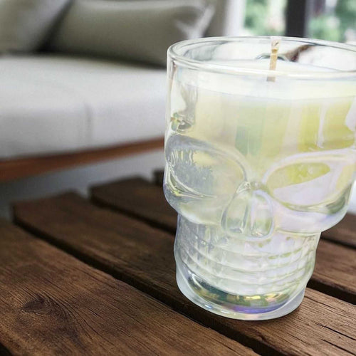 Bougie tasse tête de mort personnalisable en verre réutilisable de 600 ml sur table en bois.