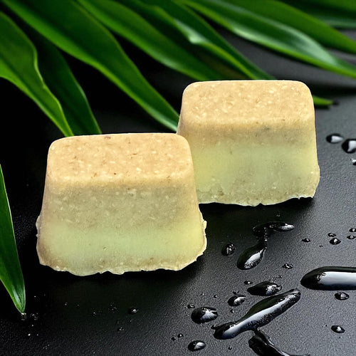 Truffes de bain luxueuses à l’épinette sucrée avec ingrédients naturels hydratants sur fond noir avec feuilles vertes