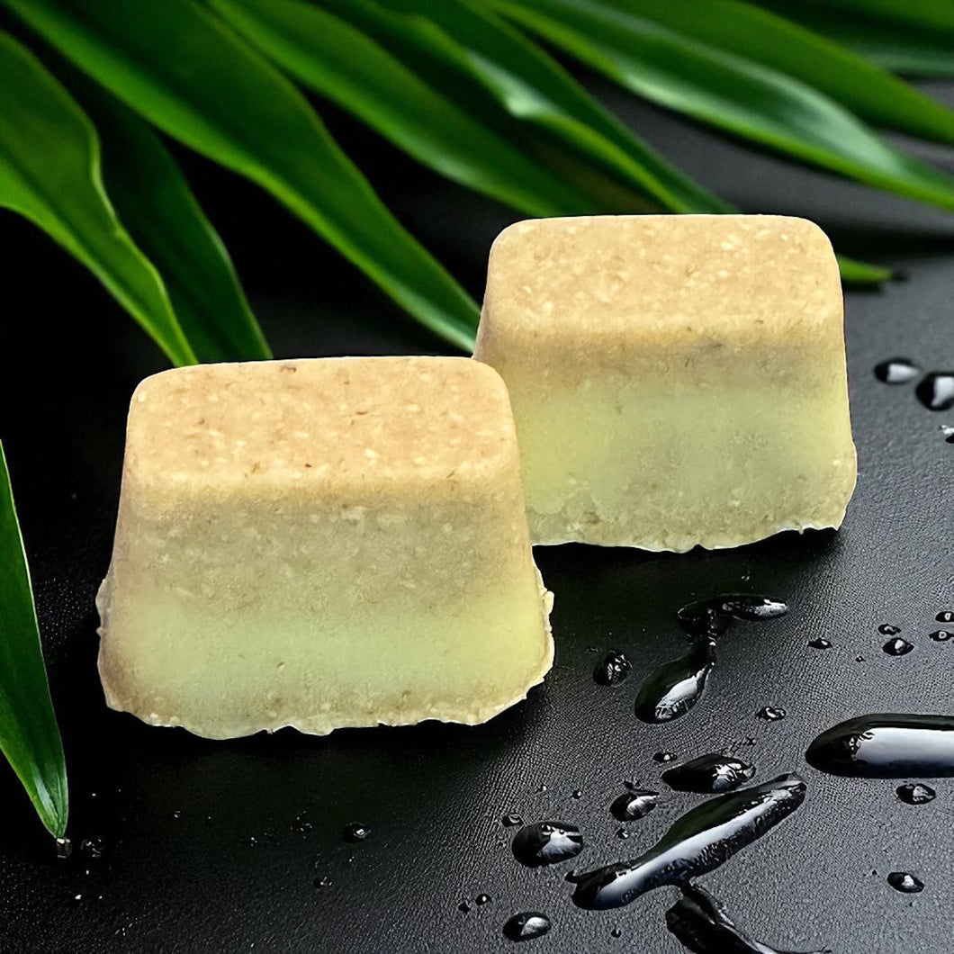 Truffes de bain luxueuses à l’épinette sucrée avec ingrédients naturels hydratants sur fond noir avec feuilles vertes