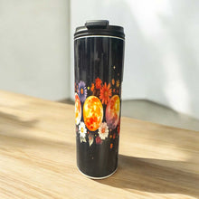 Charger l&#39;image dans la galerie, Verre isotherme 20 oz avec double couvercle, paille rétractable, et design floral.
