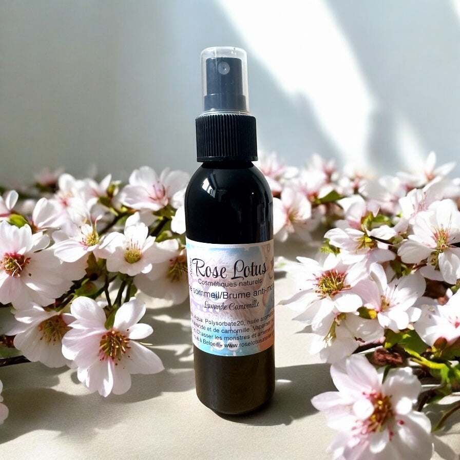 Brume sommeil 120ml with essential oils and floral background.