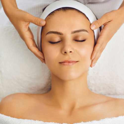 Massage cranien en cours, soulagement des tensions et relaxation profonde.