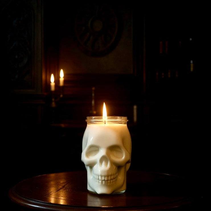 Bougie d’Halloween en forme de crâne avec cire de soya naturelle et contenant réutilisable en verre